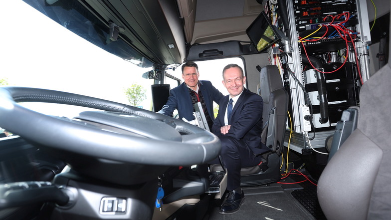 Volker Wissing (FDP, r), Bundesverkehrsminister, sitzt neben Alexander Vlaskamp, dem CEO von MAN Truck & Bus SE, auf dem Beifahrersitz in einem autonom fahrenden MAN-LKW.