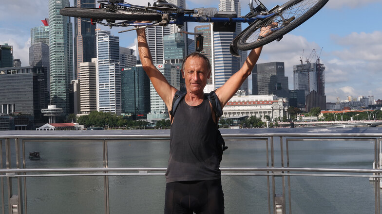 Ziel erreicht: Stefan Frotzscher ist mit dem Fahrrad von Coswig nach Singapur gefahren. In zehn Monaten hat er 23.000 Kilometer zurückgelegt.