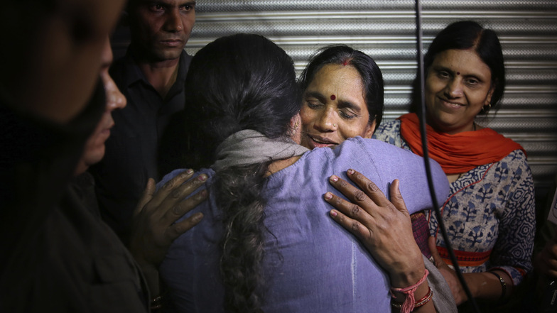 Asha Devi, die Mutter des Opfers, wird umarmt, nachdem die Vergewaltiger ihrer Tochter hingerichtet worden sind.