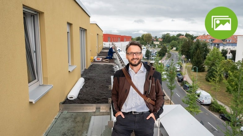 Blick über Radeberg: Wohnbau-Geschäftsführer Sven Lauter auf dem Balkon einer neuen Wohnung im vierten Stock.