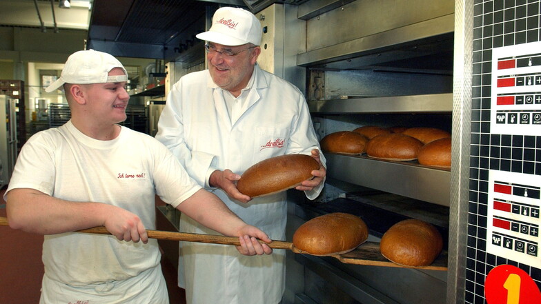 Bäckermeister Peter Dreißig im Jahr 2005 mit Bäckerlehrling Patrick Hensch (l) im brandenburgischen Guben.