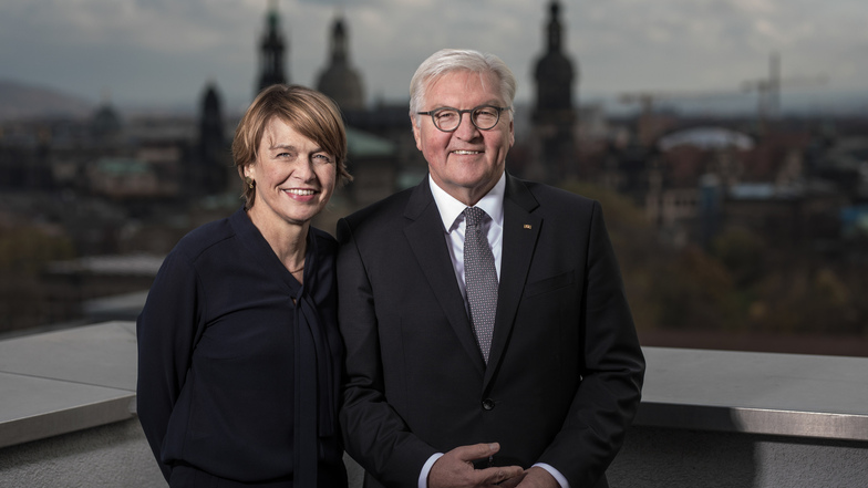 Bundespräsident Frank Walter Steinmeier und seine Frau Elke Büdenbender vor der Altstadtkulisse Dresdens auf der Dachterrasse im Haus der Presse.