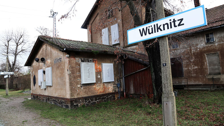 Der Wülknitzer Bahnhof steht leer und bröckelt. In der Gemeinde sähe man gern, dass das ortsgeschichtlich wichtige Gebäude wieder genutzt wird.