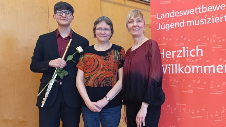 Der 16-jährige Abed Jiji an der Flöte mit seiner Lehrerin Anja Niemann und der Pianistin Olga Dribas, die ihn am Klavier begleitet.