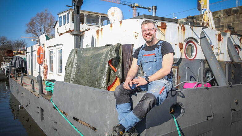 Ohne Motor, aber mit jeder Menge Energie: Erik Leuschke saniert ein Hausboot im Neustädter Hafen.
