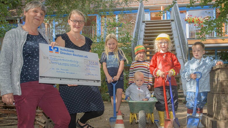 Wenn es nach den Kindern geht, können die Bauarbeiten für den neuen Spielbereich im Evangelischen Kinderhaus sofort losgehen. Zahnärztin Colin Frankenstein (2. v. L.) übergab an Kita-Leiterin Anne Bretschner einen Spendenscheck.