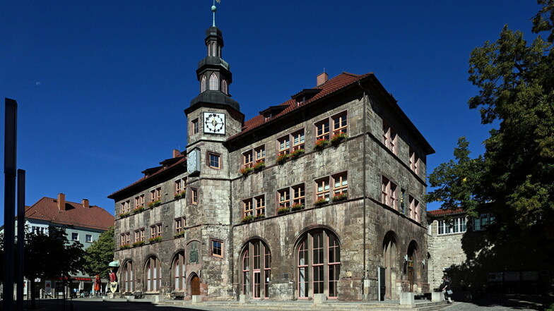 Blick auf das Rathaus in Nordhausen: Bei der OB-Wahl hat der AfD-Kandidat am Sonntag mit großem Abstand die meisten Stimmen bekommen und ist in die Stichwahl eingezogen.