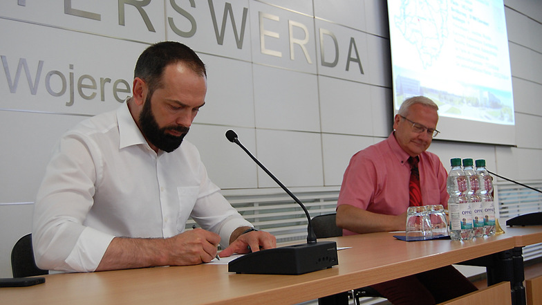 Mykola Baksheev (links) und Torsten Ruban-Zeh setzten am Donnerstag im Neuen Rathaus
ihre Unterschriften
unter eine
Absichtserklärung.