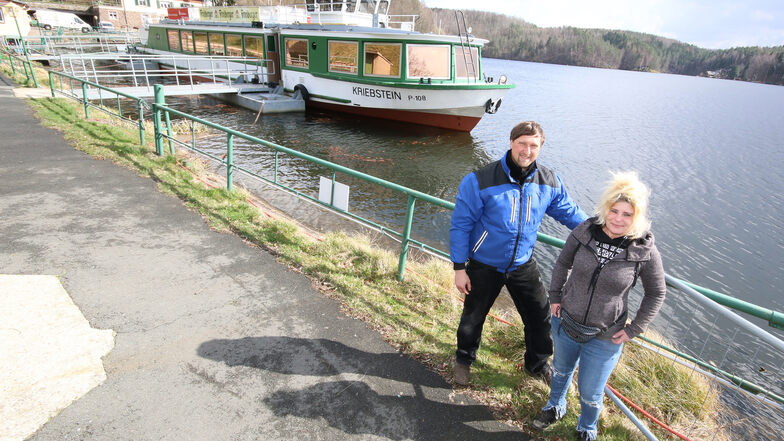 Andreas Weczerek und Annett Kipsch stehen vor dem Rundfahrtschiff „Kriebstein“, das am Sonnabend den Saisonbetrieb aufnimmt.