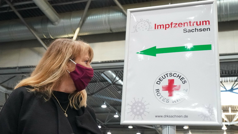 Sachsens Gesundheitsministerin Petra Köpping (SPD) besichtigte am Dienstag schon einmal das Impfzentrum in Leipzig. Dort soll ab 15. Dezember alles fertig sein für die ersten Patienten.
