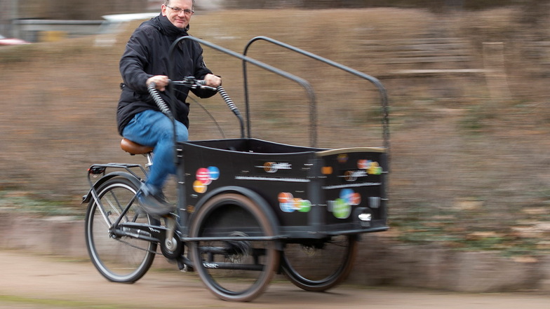 Der Radebeuler ADFC-Sprecher Thomas Weist dreht mit einem Lastenrad eine Runde auf dem Hörningplatz. Das Gefährt kann man ausleihen.