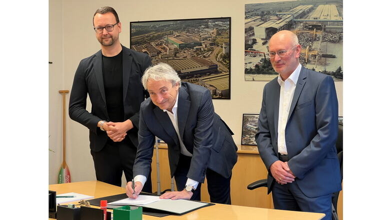 Drei Männer, ein Vertrag: FVG-Geschäftsführer John Jaeschke, Giuseppe Pasini (Präsident der Feralpi-Gruppe) und Feralpi-Werksdirektor Uwe Reinecke.