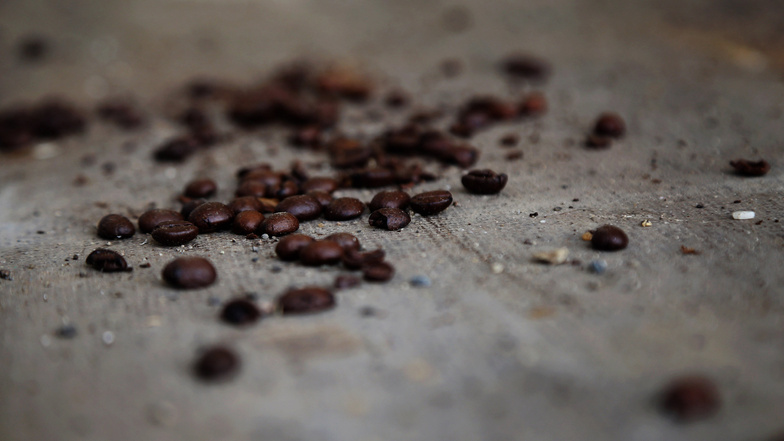 Die Kaffeebohnen auf der Ladefläche des Remondis-LKW sind die Reste einer Kaffeemaschine, die die Müllfahrer in der Altkleidersammlung fanden.