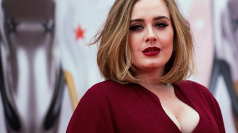 Mittlerweile ist Sängerin Adele deutlich schlanker. Ihre Gewichtsveränderung nimmt sie mit Humor.