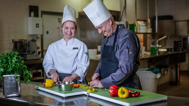 Lena Kirsch, Köchin in Ausbildung im Hotel Bilderberg-Bellevue, und Küchenchef Malte Behrmann schneiden Gemüse für das Frühstücksbüfett. Die Nachfrage der Gäste nach vegetarischen Speisen steigt seit Jahren.