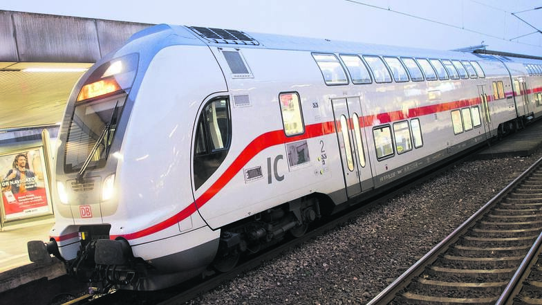 Ein IC im Bahnhof. Ein Zug des gleichen Typs, auf den auch Großenhainer Pendler angewiesen sind, soll drei Monate  nicht mehr wie gewohnt in Elsterwerda halten.