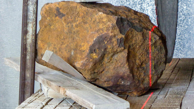 Dieser "Stein" liegt in Blaubeuren. Nach Angaben des Deutschen Zentrums für Luft- und Raumfahrt wurde er als größter bislang bekannter Steinmeteorit bestimmt. Gefunden wurde er im Jahr 1989.