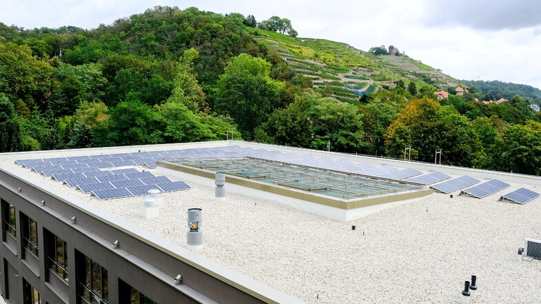 Auf dem Dach des im Spätsommer 2020 in Betrieb genommenen Anbaus ans Gymnasium Luisenstift hat die Stadt eine Solaranlage installieren lassen. Davon wünscht sich ein Bürger mehr auf kommunalen Dächern.