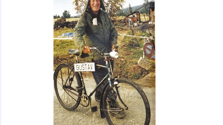 Gustav Ginzel, wie ihn auch viele Oberlausitzer in Erinnerung haben. Schapka und Jacke der NVA sowie das Fahrrad gehörten immer dazu.