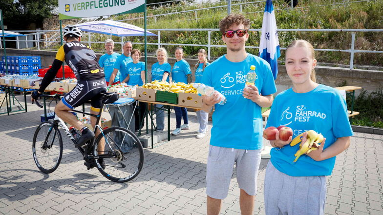 Tom, Selma und das Team von der Verpflegungsstation in Pirna-Copitz mussten am Ende 1.300 Radfahrer versorgen.