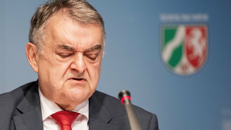 Nordrhein-Westfalens Innenminister Herbert Reul (CDU)
macht sich Sorgen über das geistige Klima in Teilen der Polizei. In seinem Bundesland werden 30 Beamte verdächtigt, an rechtsextremen Chat-Gruppen beteiligt gewesen zu sein.