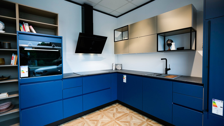 Ebenfalls modern wirken blaue Hochglanz-Fronten oder matte Küchenfronten in Blau. Blau gibt Ruhe und wirkt entspannend.