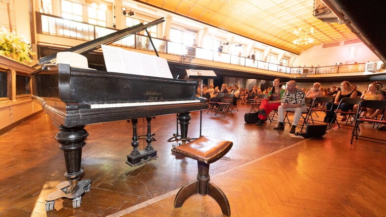 Blick in den Ballsaal des Dresdner Zentralwerks in der Riesaer Straße.