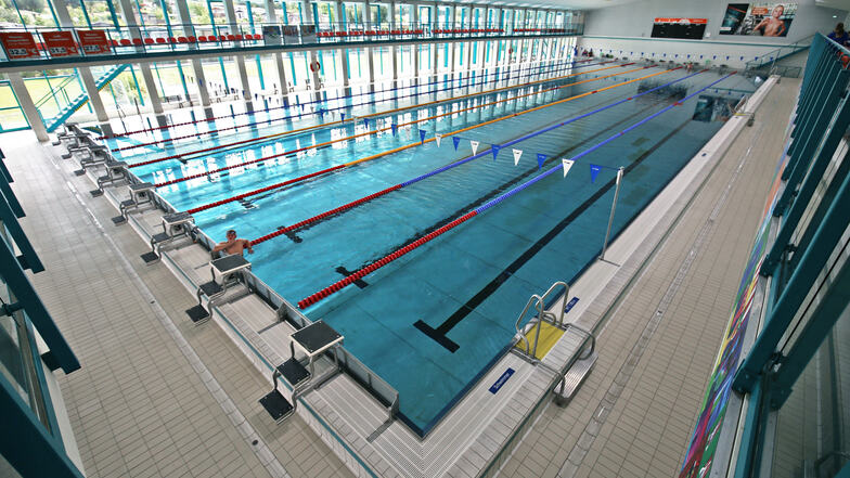 Die mehr als 40 Jahre alte Schwimmhalle in Riesa soll von Grund auf saniert werden.