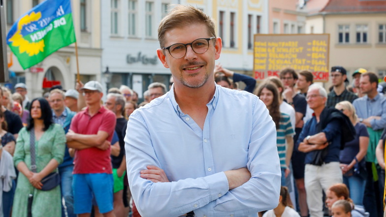 Der SPD-Europaabgeordnete Matthias Ecke auf dem Markt in Zittau.