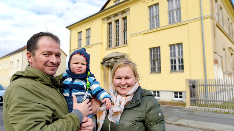 Karolina Saro und ihr Lebenspartner Stephan Ristau wollen mit ihrem einjährigen Sohn Johannes Frederic auch selbst in die Villa "Heinrichwerk" an der Bahnhofstraße in Ostritz einziehen.