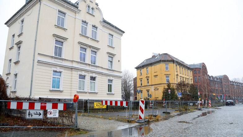 An der Ecke Edmund-Kretschmer-/Äußere Oybiner Straße in Zittau bestimmen seit zehn Jahren Absperrungen das Straßenbild.