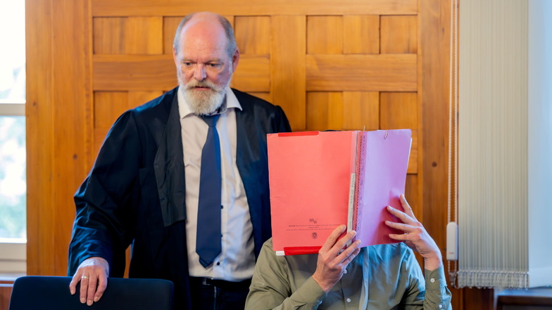 Der Angeklagte aus Wehrsdorf mit seinem Anwalt Arndt Holzhauser vorm Amtsgericht Bautzen.