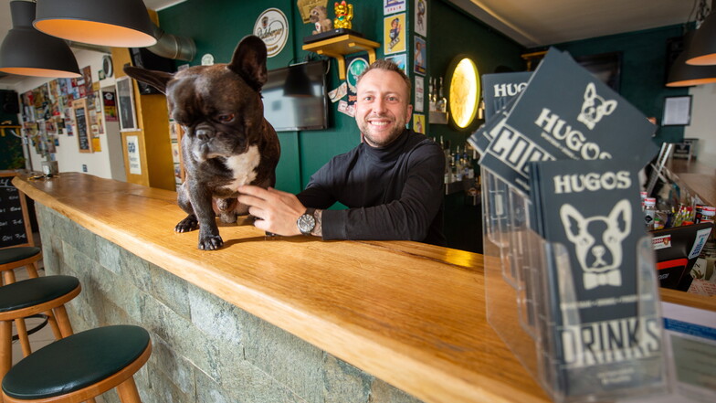 Sebastians Herings Bulldogge Hugo ist Namensgeber der wiedereröffneten Bar in der Schmiedestraße in Pirna.