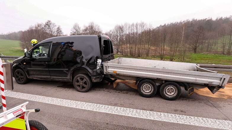 Durch den Aufprall wurde die Deichsel des Anhängers unter den VW Caddy geschoben.