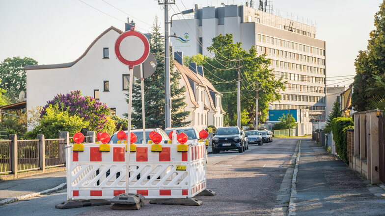 Mittels Absperrung ist die Schadstelle an der Felgenhauerstraße zunächst gesichert worden. Die Folge: Manch Anlieger kommt mit dem Auto nicht auf sein Grundstück.