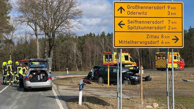 Ein Bild vom jüngsten schweren Unfall an den Kälbersträuchern: Ein Skoda und ein Fiat stießen im März auf der Kreuzung frontal zusammen.