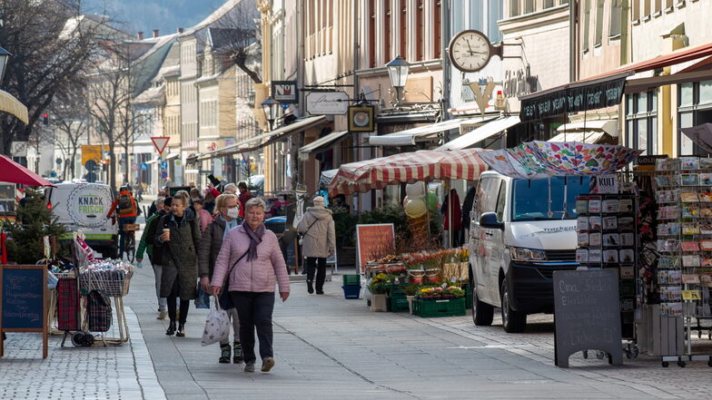 Passanten auf der Dohnaischen Straße in Pirna. Bummeln mit 3G jetzt mehr Menschen durch die Geschäfte?