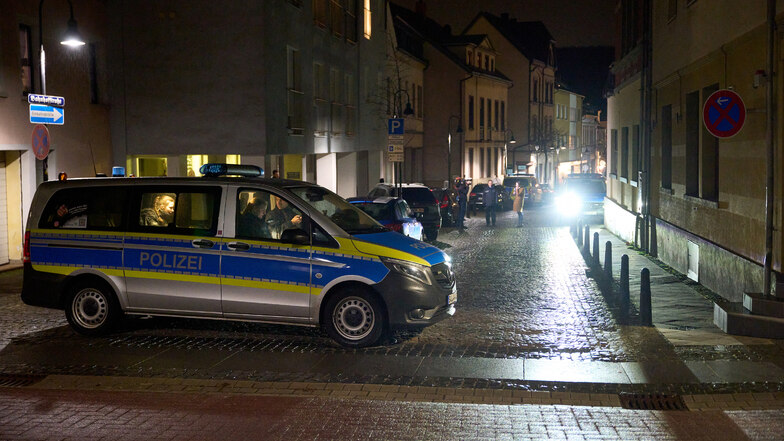 Polizeibeamte sind in der Innenstadt von Sulzbach/Saar im Einsatz. Nach tödlichen Schüssen auf zwei Polizisten in der Pfalz wurden dort zwei Tatverdächtige festgenommen.