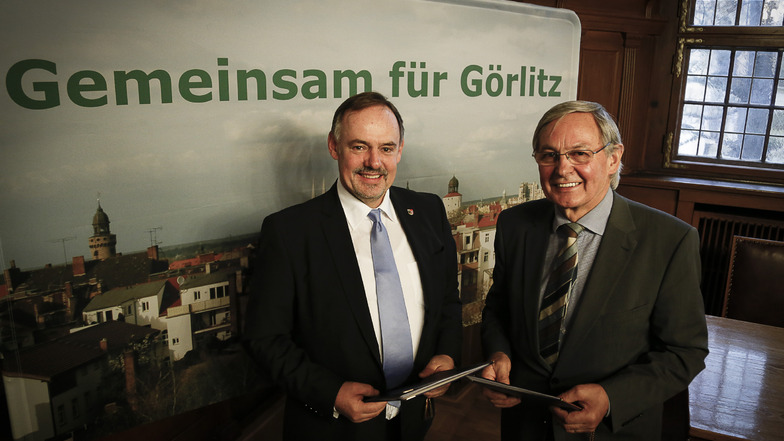 Dieter Gleisberg (links) und Dr. Rolf Weidle (Bürger für Görlitz) nach der Unterzeichnung der Fraktionsvereinbarung in der letzten Legislatur.