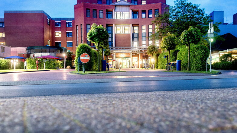 Blick auf das Klinikum Oldenburg, wo ein Frühchen an verunreinigter Milchnahrung gestorben ist.