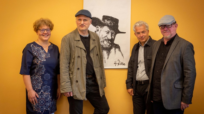 Im Vorjahr war Markus Grolik (2.v.l.) Radeburger Zillepreisträger, hier mit Bürgermeisterin Michaela Ritter und Peter Ufer sowie Mario Süßenguth von der Dresdner Galerie Komische Meister.