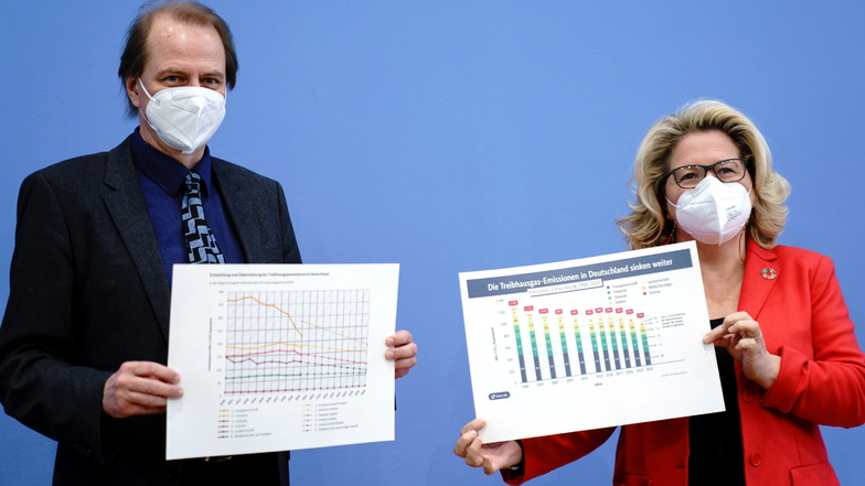 Svenja Schulze (r, SPD), Bundesministerin für Umwelt, Naturschutz und nukleare Sicherheit, stellte am Dienstag die deutsche Klima-Bilanz 2020 mit Dirk Messner, Präsident des Umweltbundesamtes, vor.