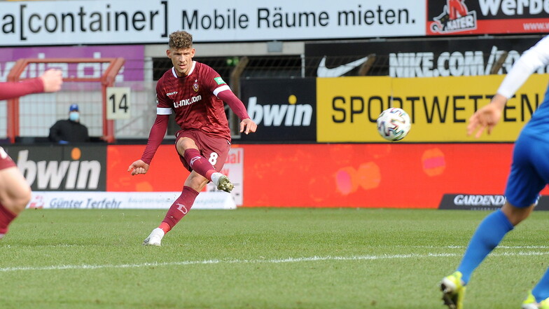 Sieht nicht nur elegant aus, sondern ist auch zielführend: Heinz Mörschel erzielt Dynamos ersten Treffer nach einem direkten Freistoß in dieser Saison.