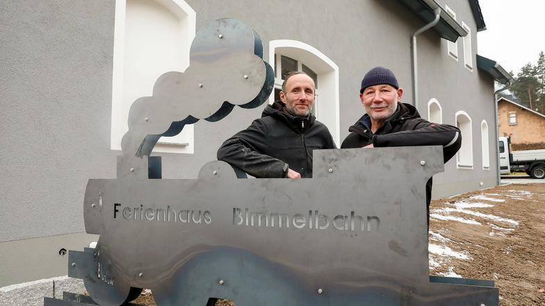 Unternehmer Ronald Rätze (rechts) und sein Bauleiter Matthias Clement haben am Bahnhof Bertsdorf ein verfallenes Doppelhaus saniert. Entstanden sind zwei großzügige Ferienhäuser mit Bimmelbahn-Flair.