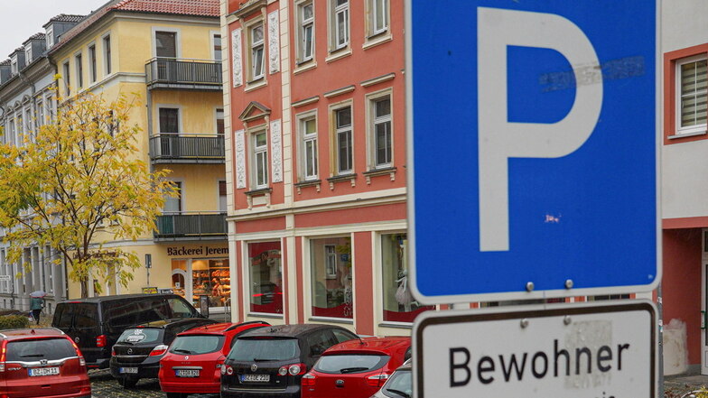 Solche Verkehrszeichen – wie auf diesem Archivfoto aus Bautzen – sollen bald in der Meißner Altstadt zu sehen sein. Sie weisen auf Möglichkeiten zum Bewohnerparken hin. Dazu wurde jetzt eine Verordnung im Stadtrat beschlossen.