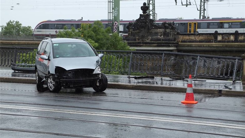 Am Montagmittag hat sich auf der Marienbrücke ein Verkehrsunfall ereignet.