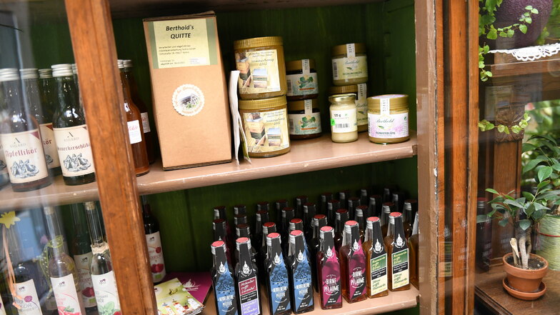 Im neu eröffneten Blumengeschäft gibt es auch andere Produkte aus der Region, wie Liköre, Senf und Honig.