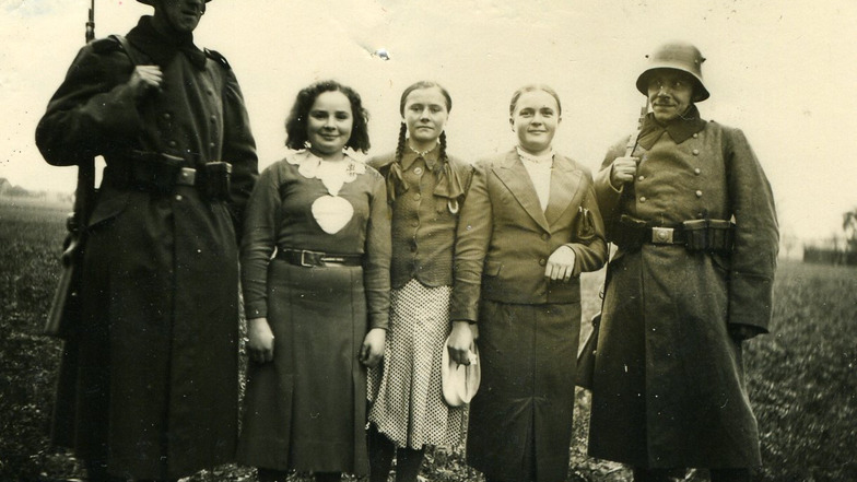 Kein Hass auf die Besatzer? Diese Bauerntöchter posieren offenbar gern mit Wehrmachtssoldaten für die Kamera von Marcel Weise. Das Bild entsteht im Herbst 1939 beim Marsch durch Zentralpolen.