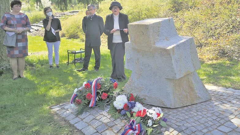 Im Beisein von Tschechen und Deutschen wurde das Versöhnungskreuz aus Stein kürzlich eingeweiht.