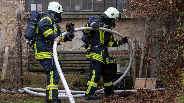 Einen Brand in einer Halle löschten Feuerwehrleute am Freitag in Ringenhain.